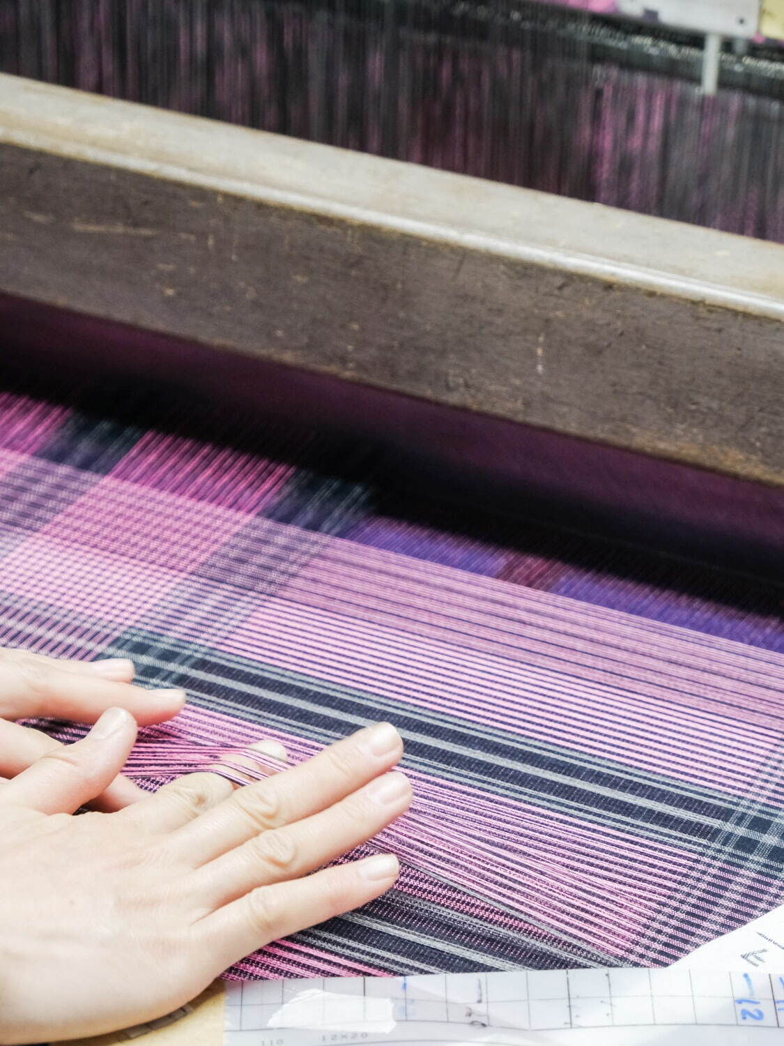 HaaT、軽やかな大判ストール「クレープタータン」を紹介する展示が