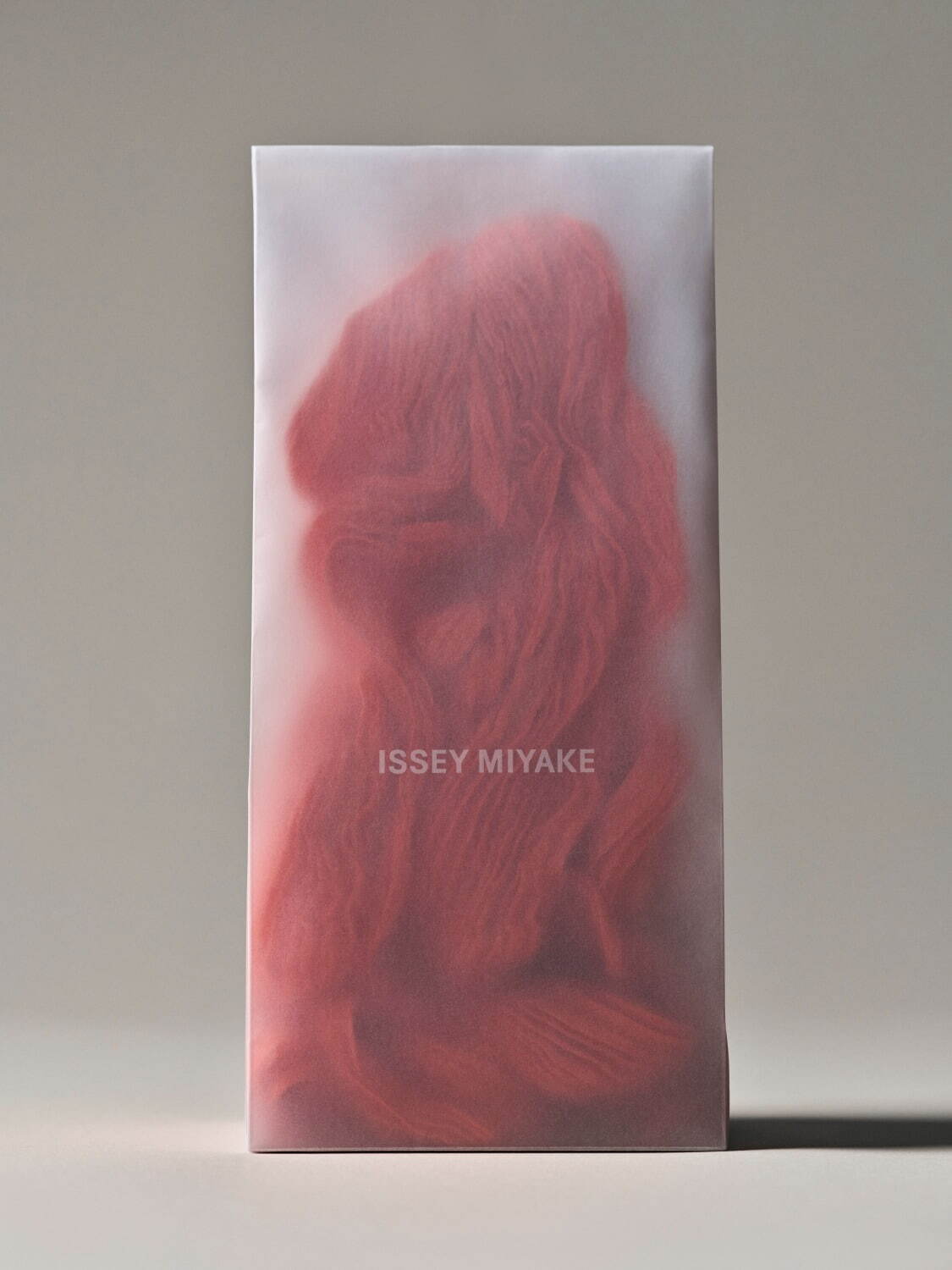 イッセイ ミヤケの“プリーツ＆ツイスト加工”ハイネックトップス