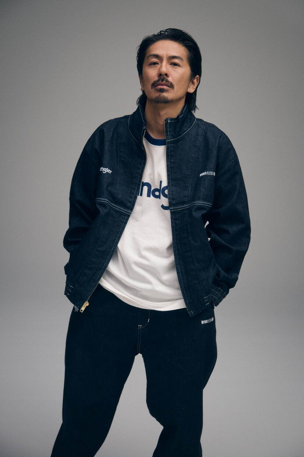 ラングラー×ウィンダンシーのデニムジャケット、コラボロゴのチェーン