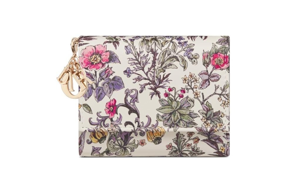 ディオールのウィメンズ財布、花々が彩るレザーミニ財布に輝くD.I.O.R.