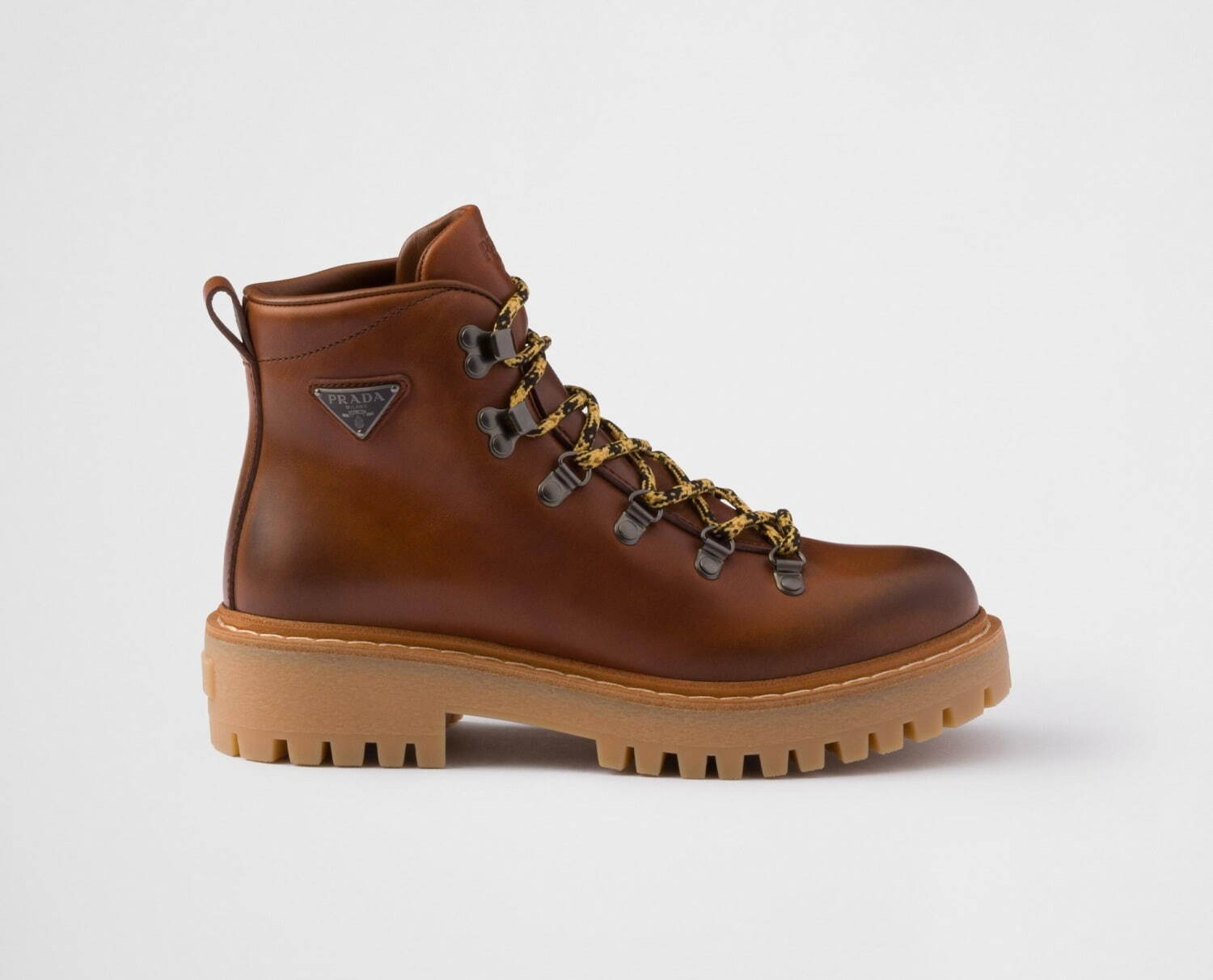 プラダ24年クリスマス、チェーンやカラフルチャームで彩るレザーバッグ