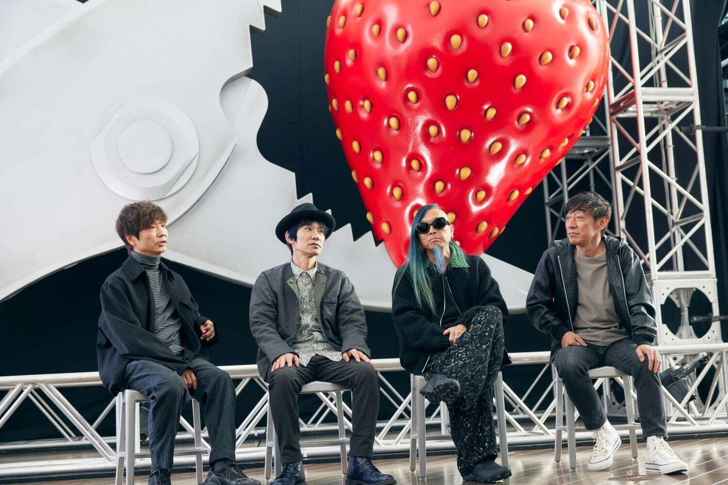 スピッツ”の展覧会が東京・六本木で、ツアーセットの巨大オブジェ展示