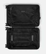 ボッテガ・ヴェネタ“編み込み模様”のスーツケース「オデッセイ」軽くて