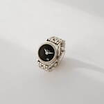 指輪感覚で身につけるモコのミニチュア指時計、インデックスが“25”だけ