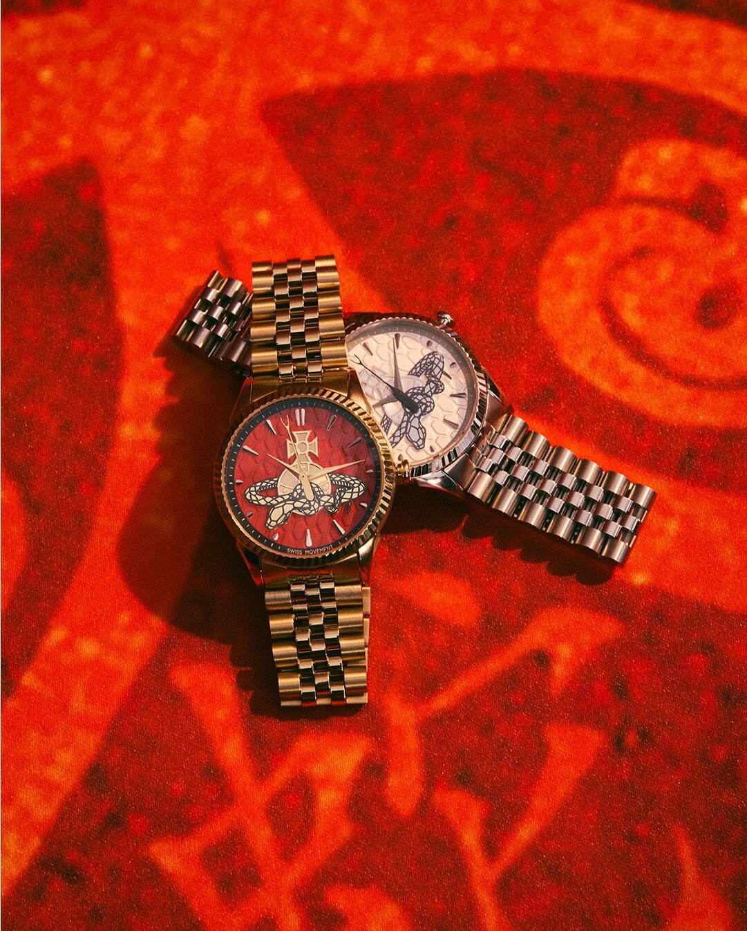 ヴィヴィアン・ウエストウッド“蛇が絡まる”オーブの腕時計、ヘビ革模様