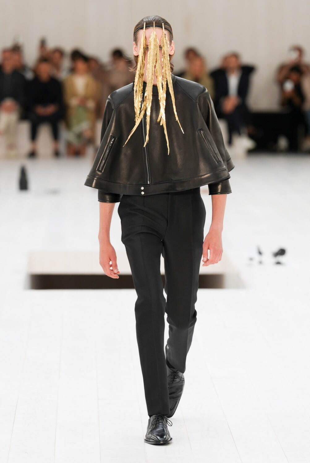 ロエベ 2025年春夏メンズコレクション - シルエットと質感の豊かさの