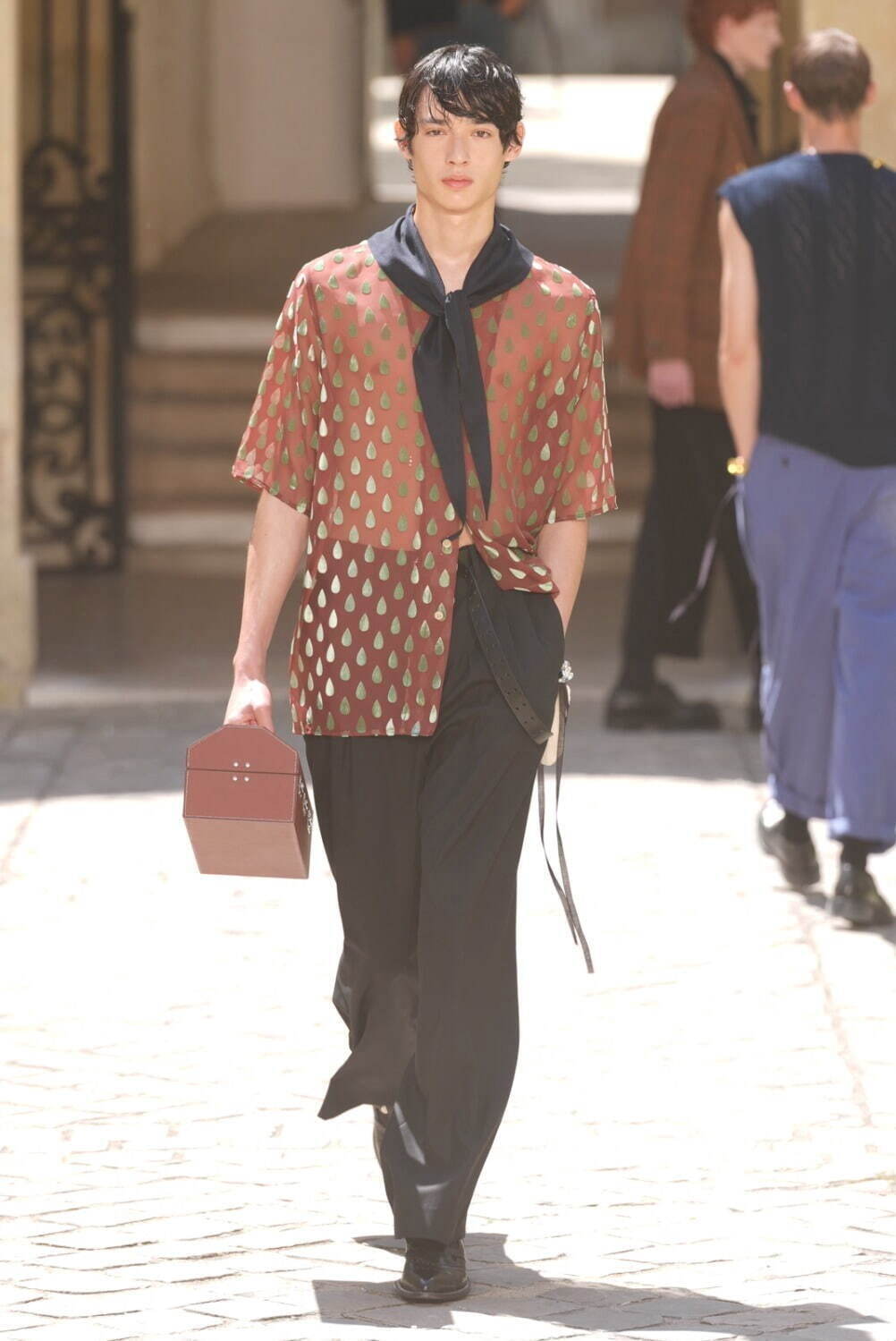 ベッドフォードの25年春夏、水滴模様のシアーシャツ＆“刺繍風”花柄