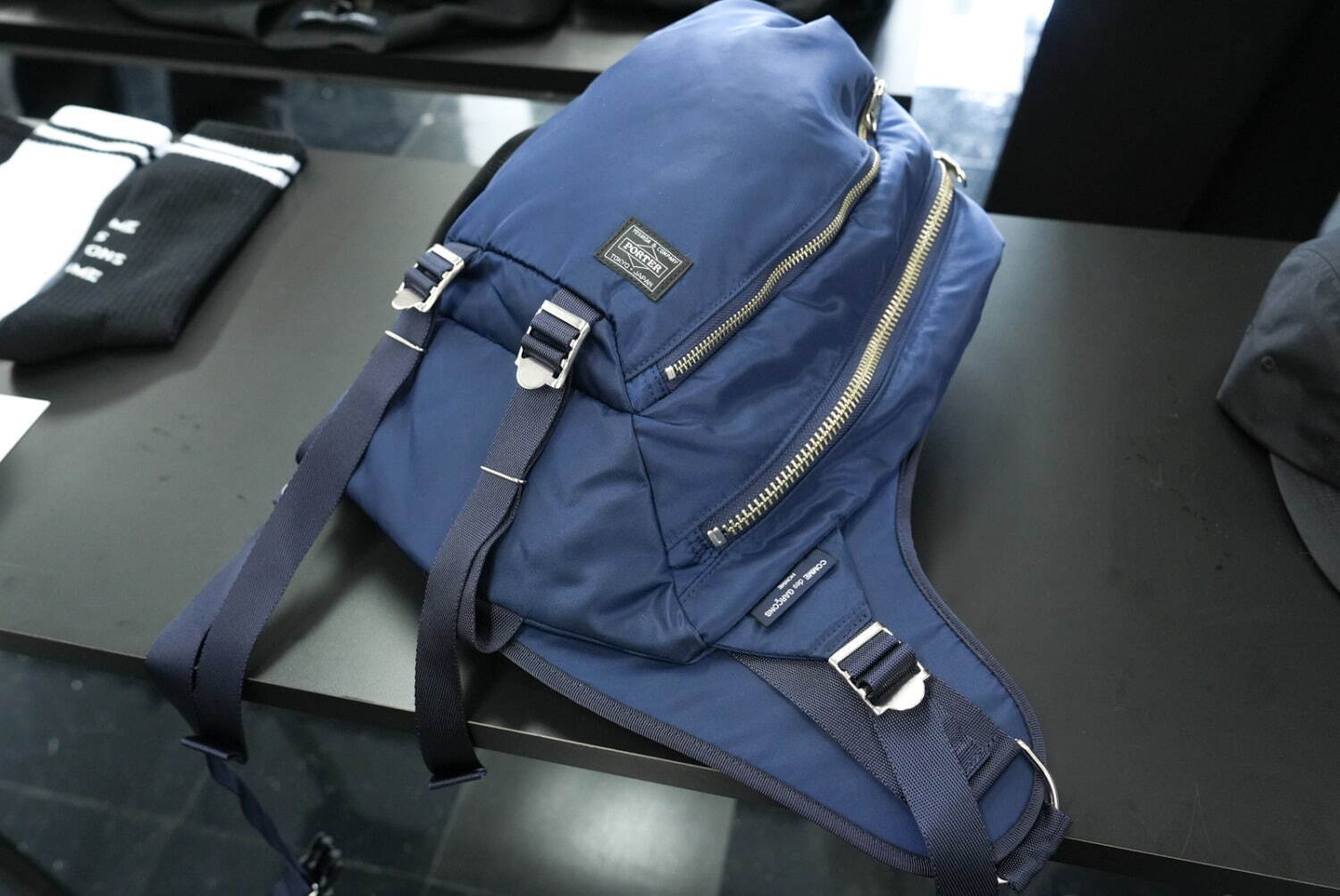 コム デ ギャルソン・オム×ポーターのメンズバッグ、体にぴったり