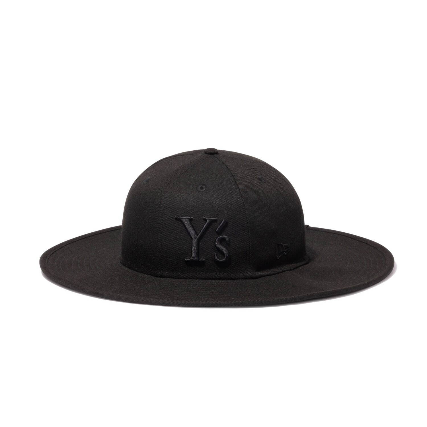 Y's×ニューエラ24年秋冬の新作、長いツバのロゴハットや“ポンポン”耳