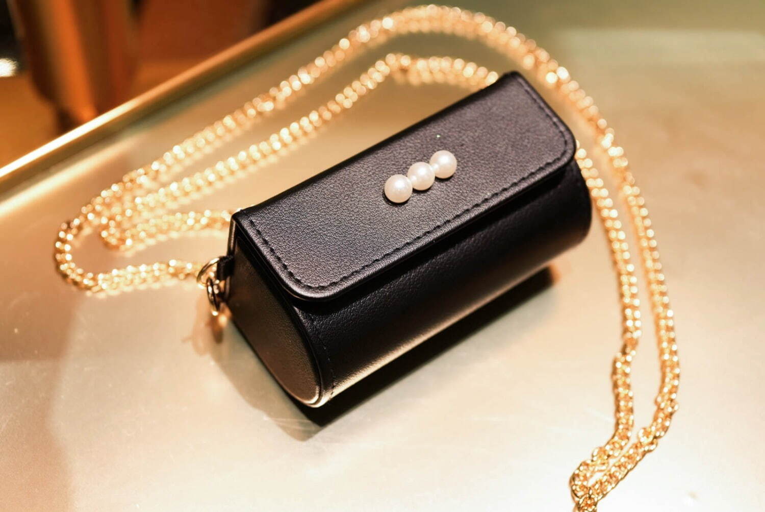 シュウ ウエムラ × TASAKIの24年クリスマスコスメ、パールストラップ