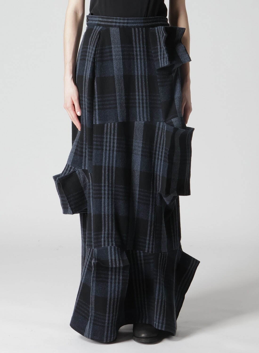 ヨウジヤマモトのチェック柄ウェア、“箱型”装飾つきジャケットや