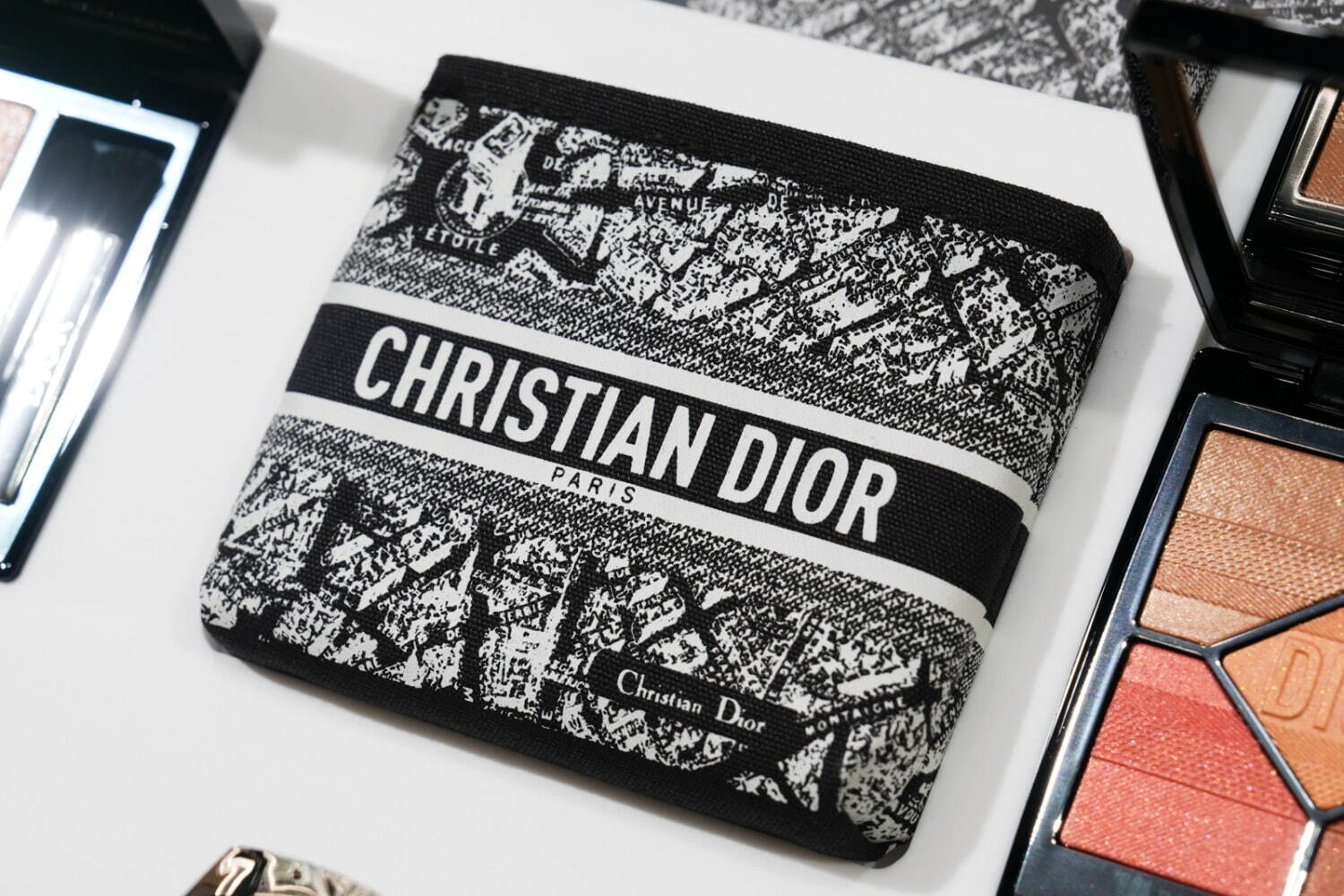 ディオール「パリの街」着想イベントが新宿伊勢丹で、ピンクトーンの