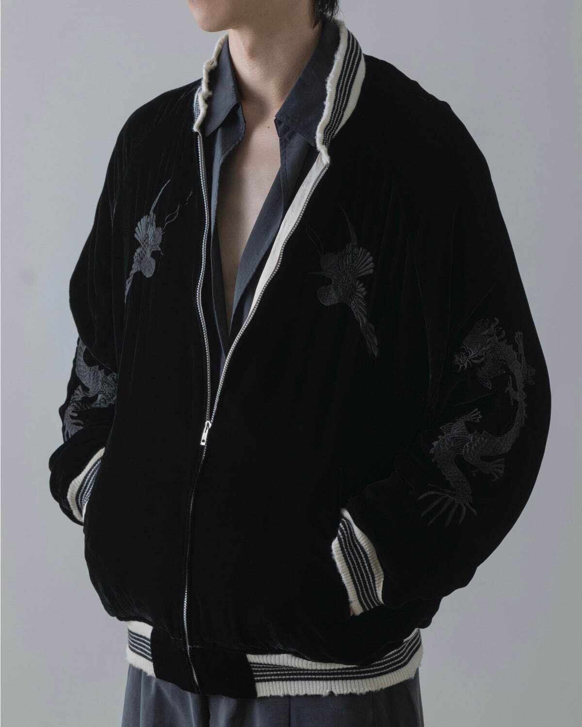 ケイタマルヤマの限定コラボウェア「シュタイン」刺繍入りスカジャンや