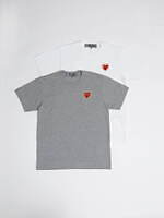 プレイ・コム デ ギャルソン金スタッズで囲んだ限定“ハート”Tシャツ