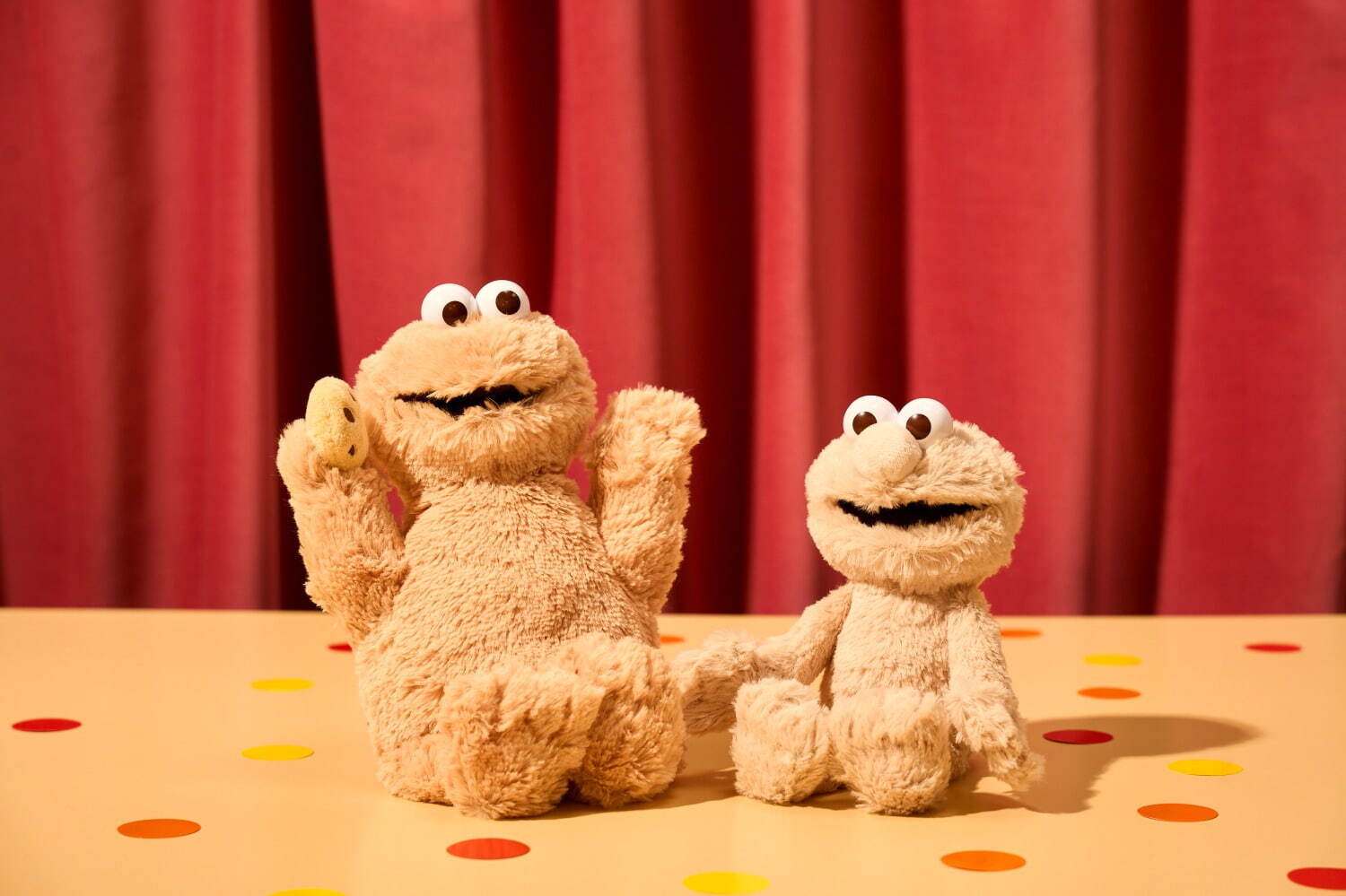 セサミストリートマーケット“オールベージュ”のエルモぬいぐるみや