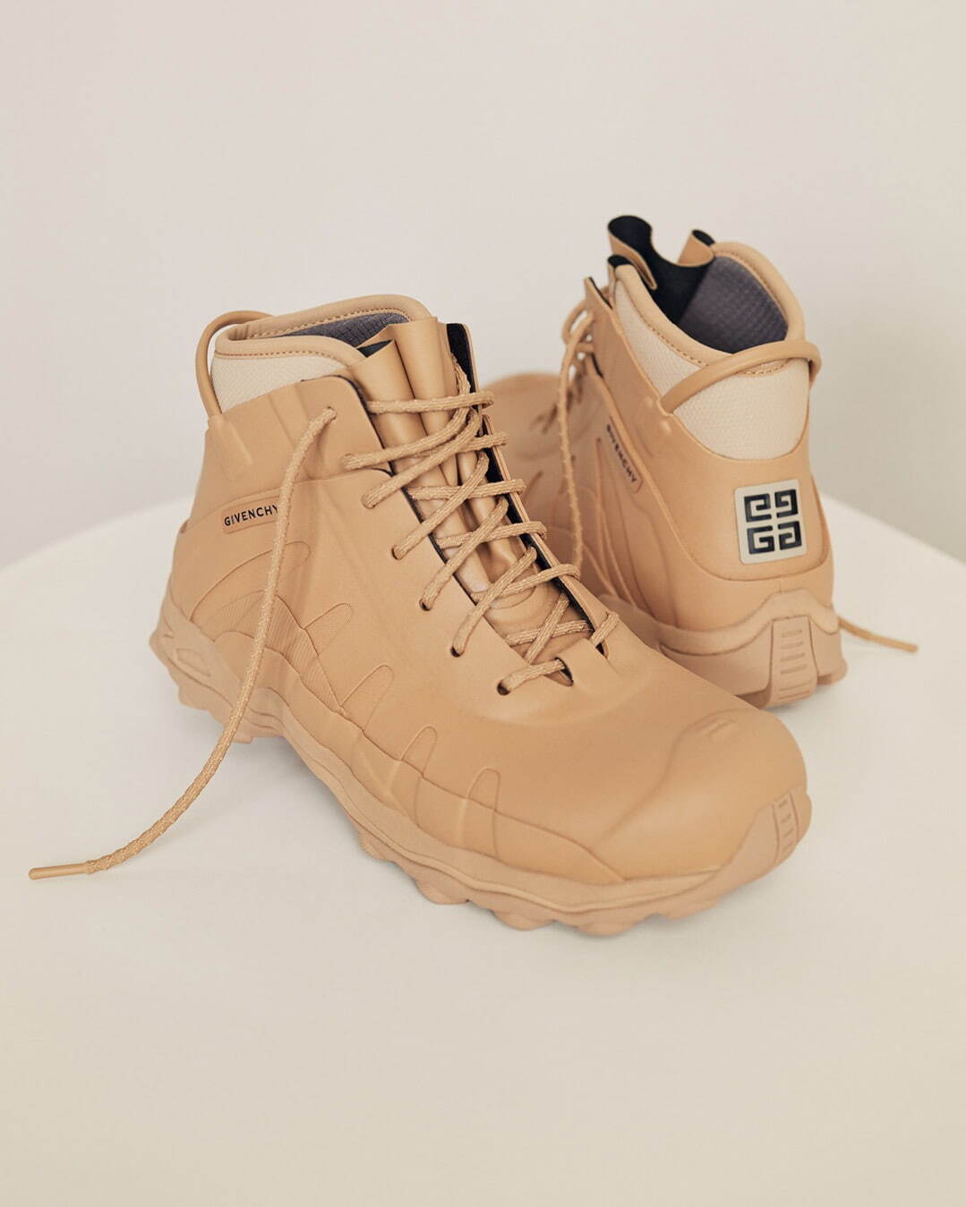 ジバンシィ“4Gロゴ”を配した100％防水メンズブーツ、米アウトドア