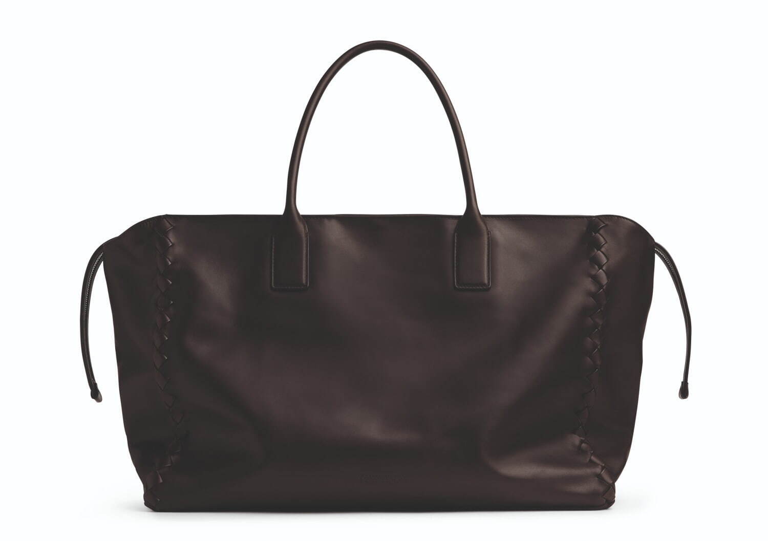 ボッテガ・ヴェネタ24年冬バッグ、鮮やかな“ビーツ”色の編み上げレザー