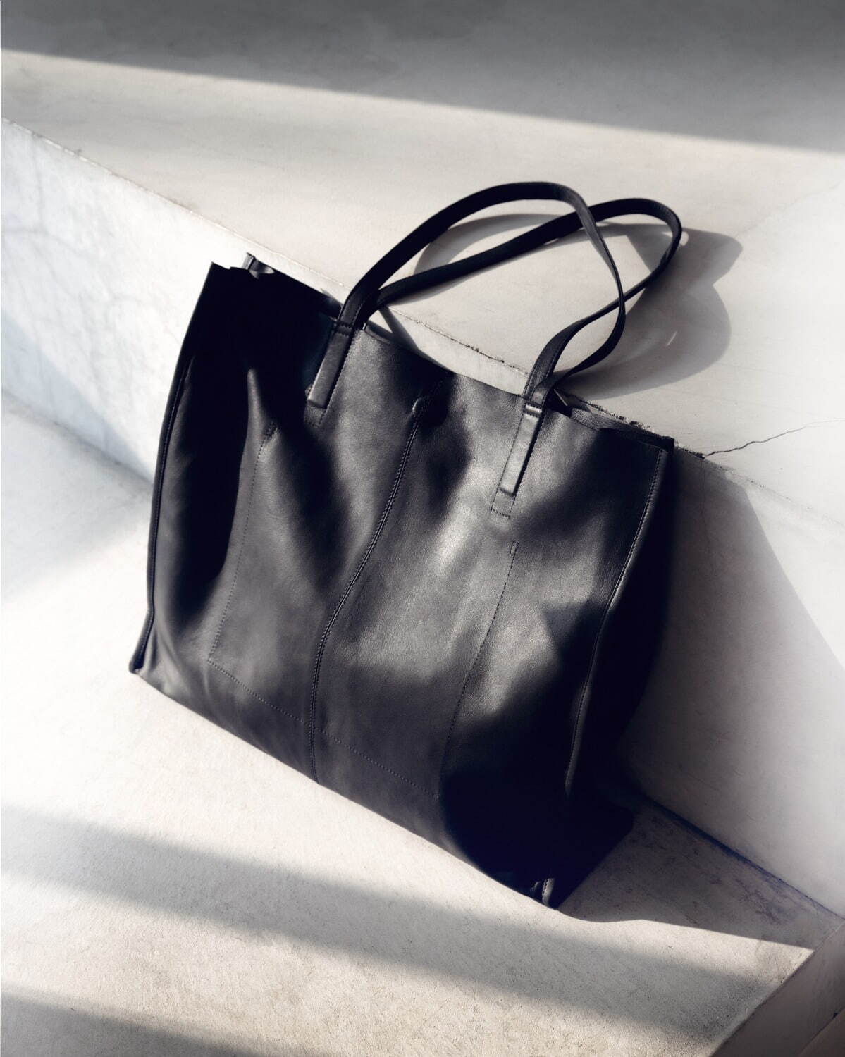 ヨーク“ショッピングバッグ”着想バッグ、超軽量ゴートレザーのバッグ