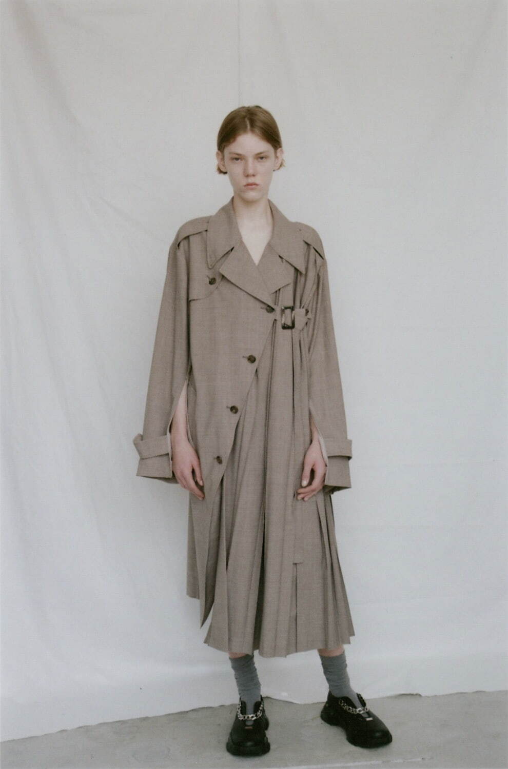 ミカゲ シンのムラ染めデニムパンツ＆“プリーツ揺らめく”トレンチ