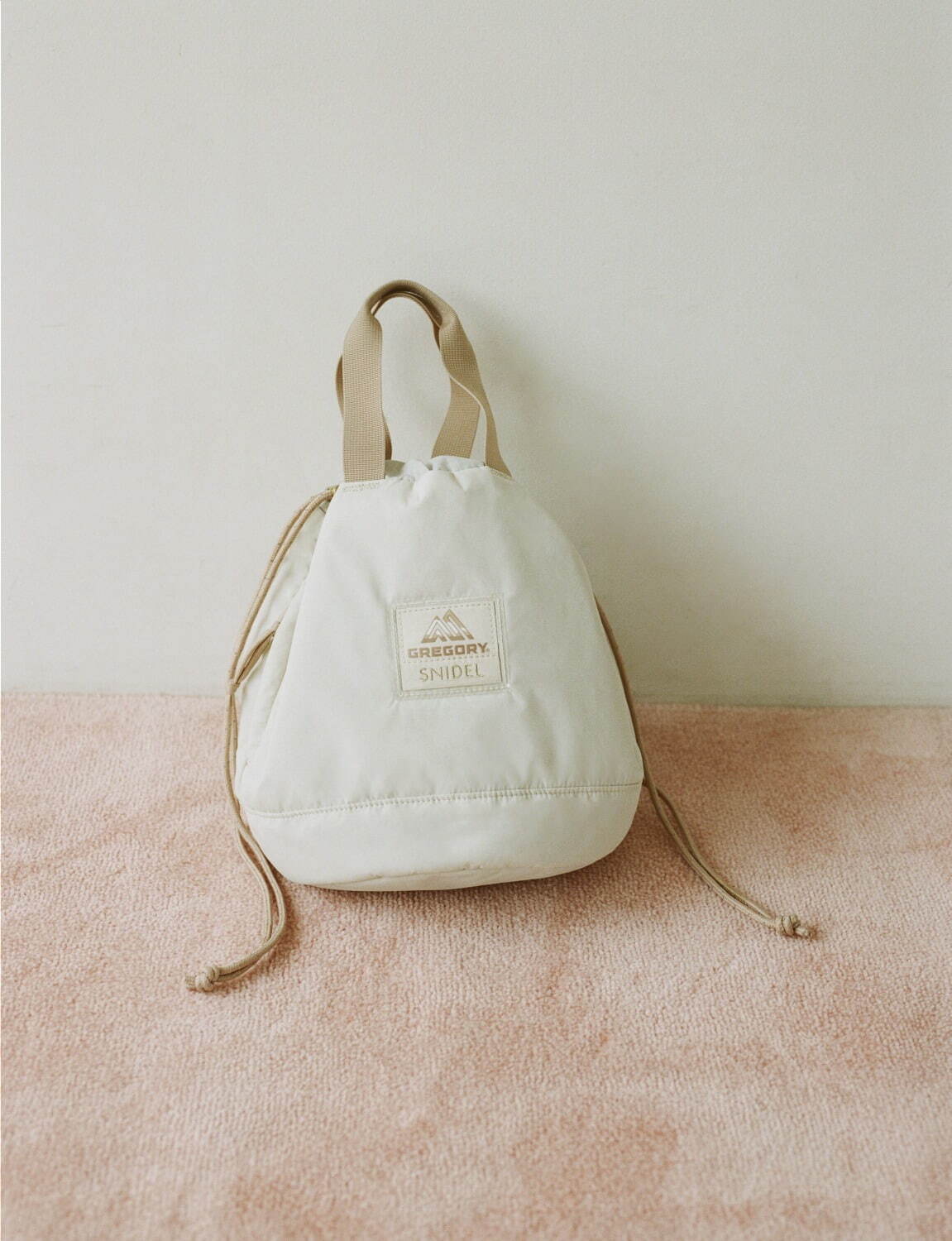 スナイデルとグレゴリーが初コラボ、“アイボリー×ピンクベージュ”の