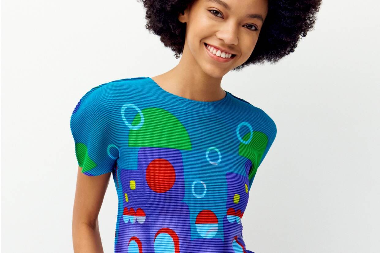 ミー イッセイ ミヤケの“カラフル”プリーツトップス、インコを描いた