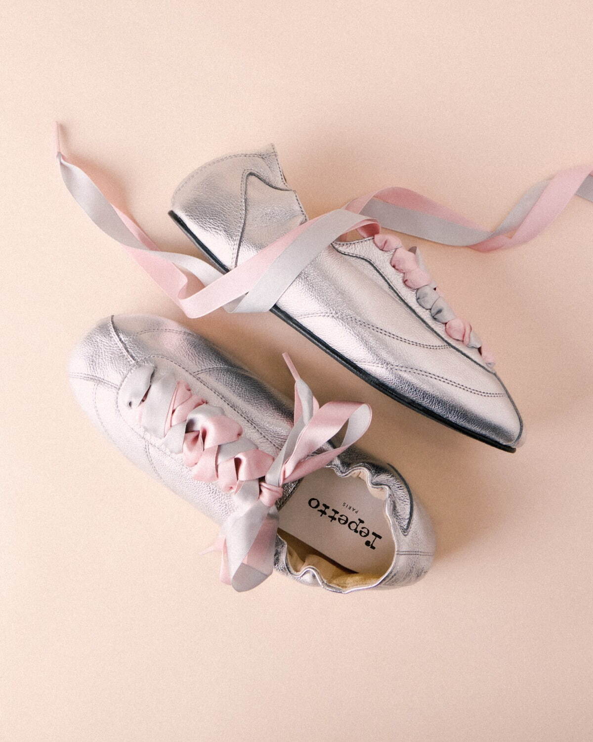 レペット“バレエシューズ風”スニーカーに煌めくシルバーの新色、2色の