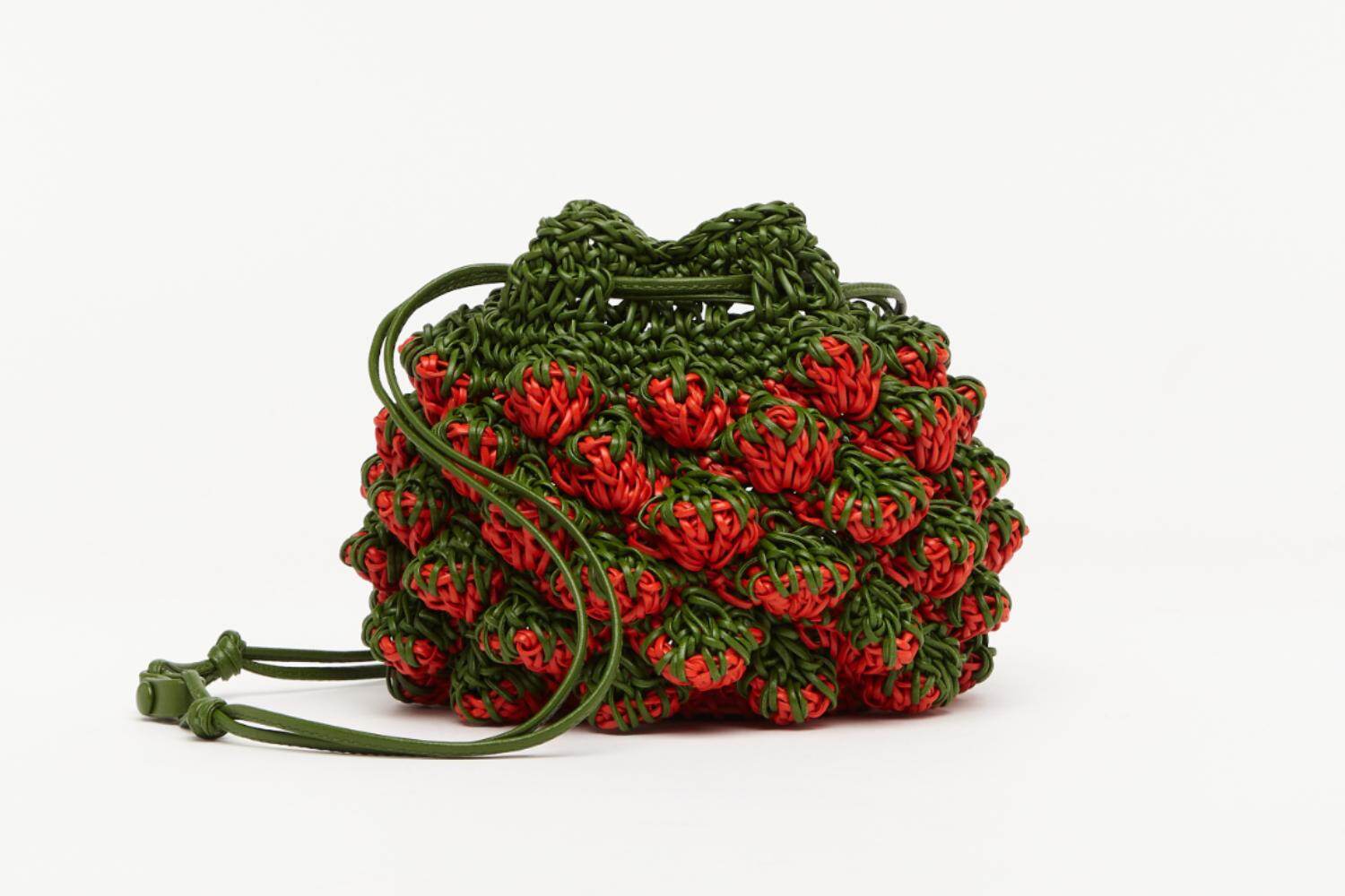 ボッテガ・ヴェネタ“オレンジをカットできる!?”レザーポーチ＆苺