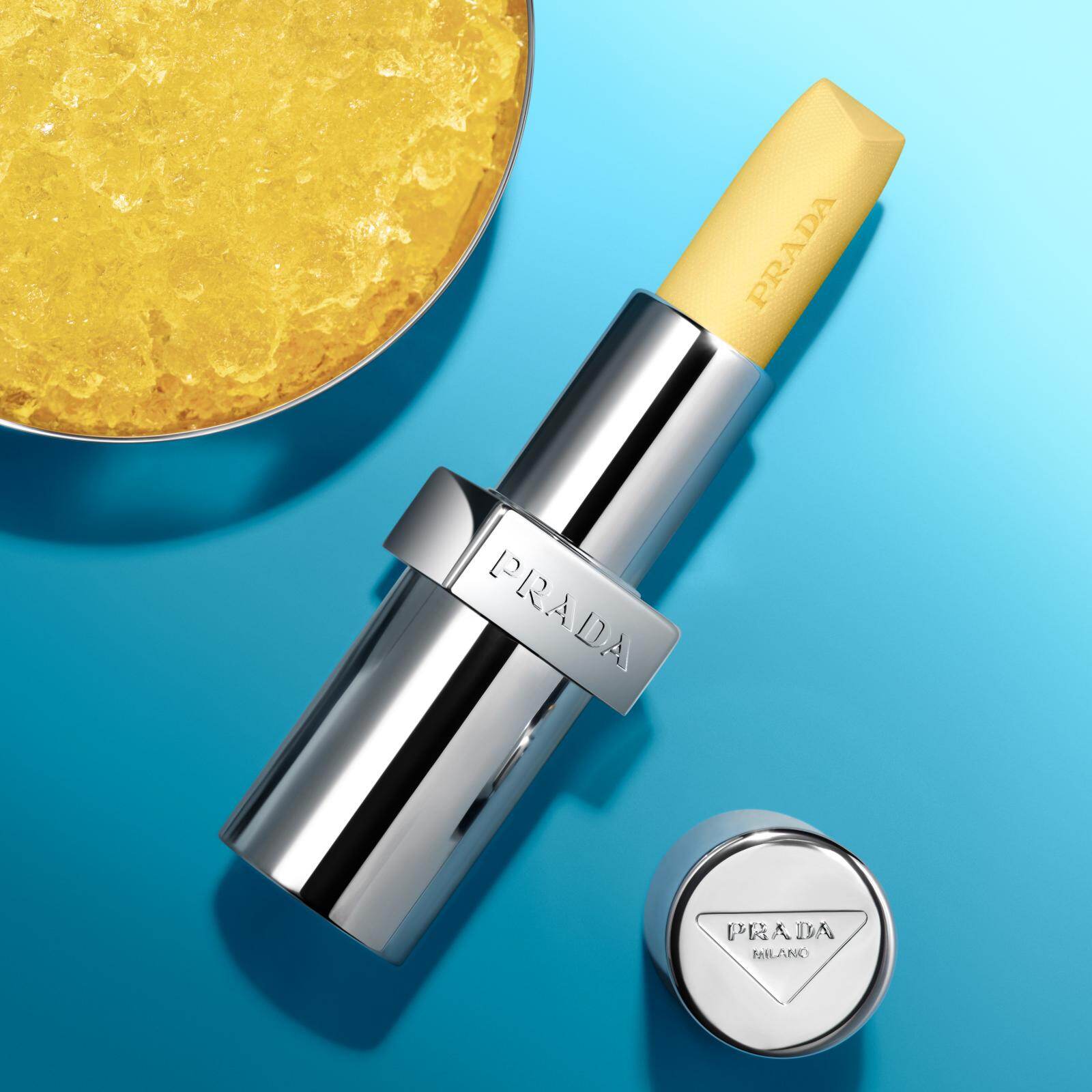 プラダ ビューティ25年秋コスメ「バナナバーム」‟鮮やかイエロー
