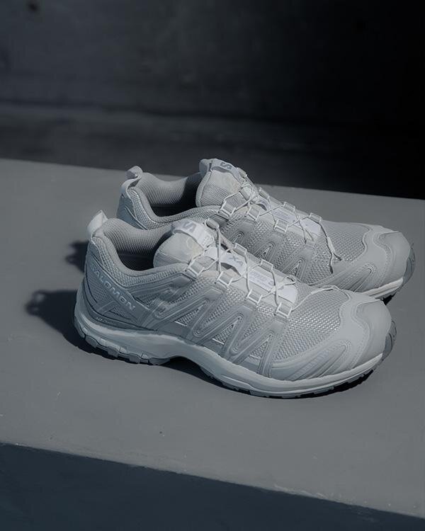 サロモンのスニーカー「XA PRO 3D」シルバー＆グレーのアーバン