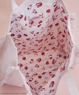 メゾン ド フルール×サンリオ「月間いちご新聞」”いちご柄衣装”の