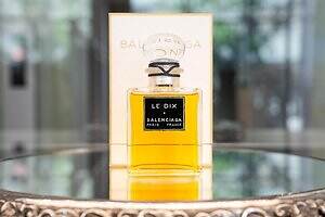 バレンシアガ10種のフレグランスコレクションを発表、メゾン初の香水を
