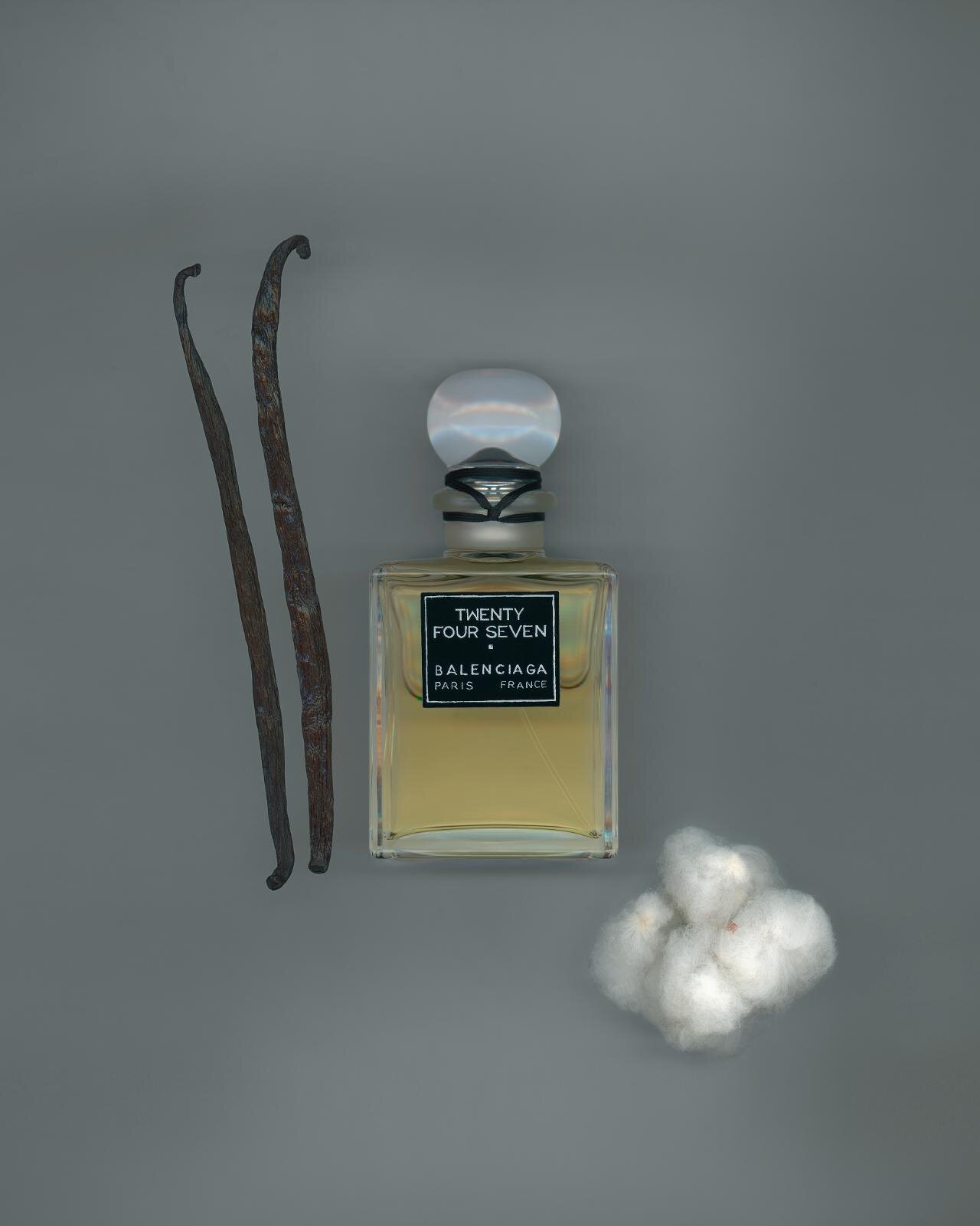 バレンシアガ10種のフレグランスコレクションを発表、メゾン初の香水を