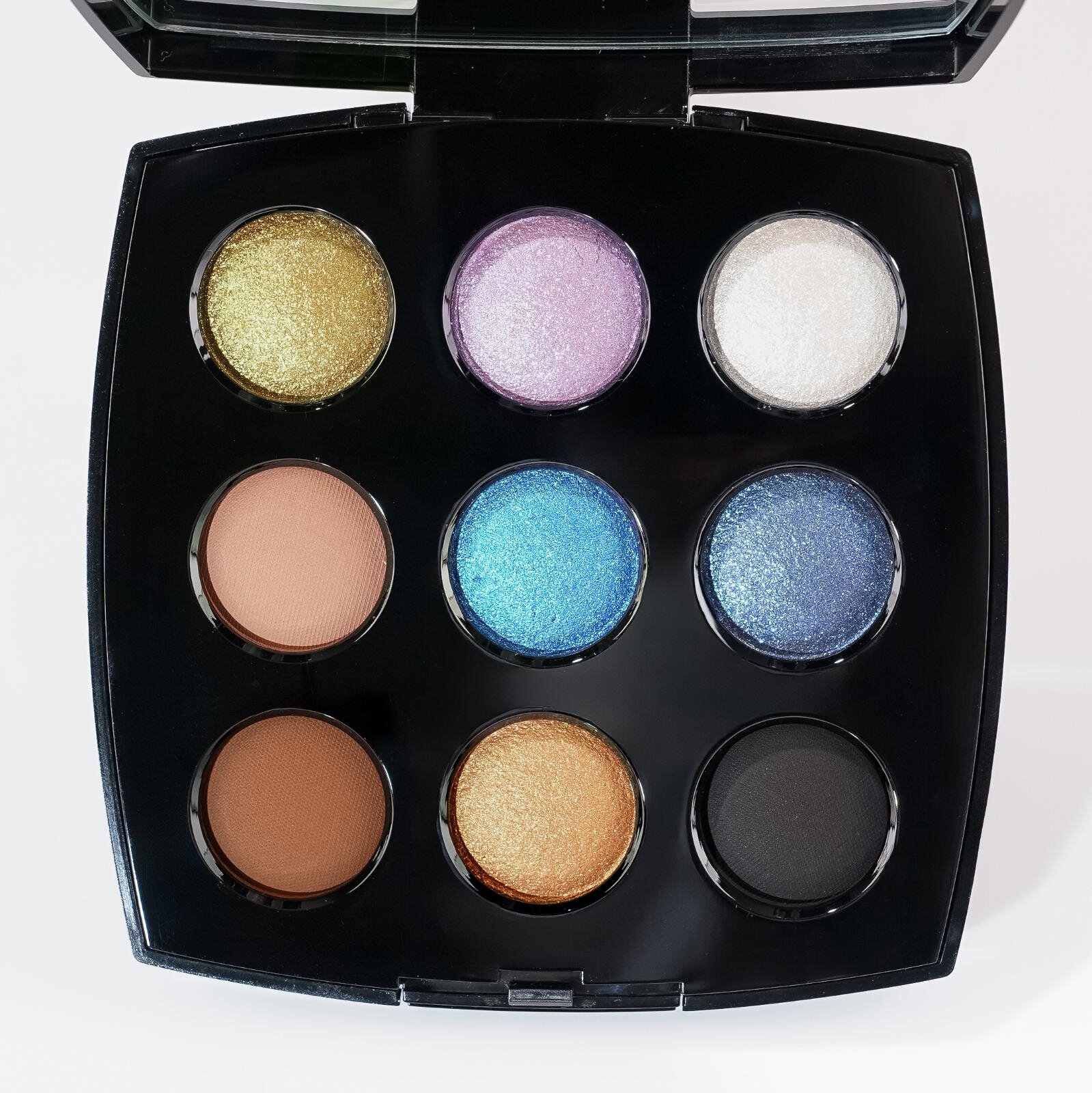 シャネル2025年クリスマスコスメ、9色アイシャドウ「レ ヌフ オンブル