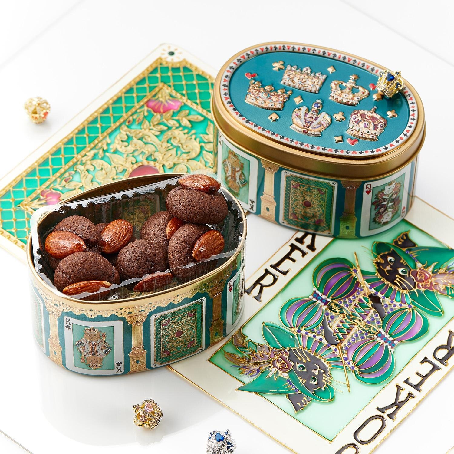 ネコのトランプ缶2」宝石煌めく“王冠マグネット”入りココアクッキー缶