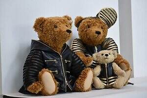 シュタイフ×ジュンコ コシノの限定テディベア、上質ラムレザー