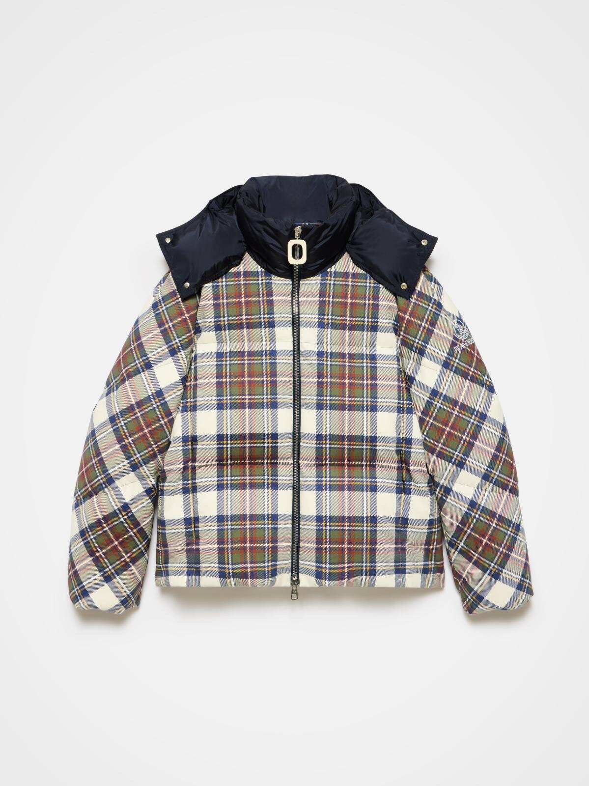 モンクレール×JW アンダーソンのダウンジャケット、シャツのような