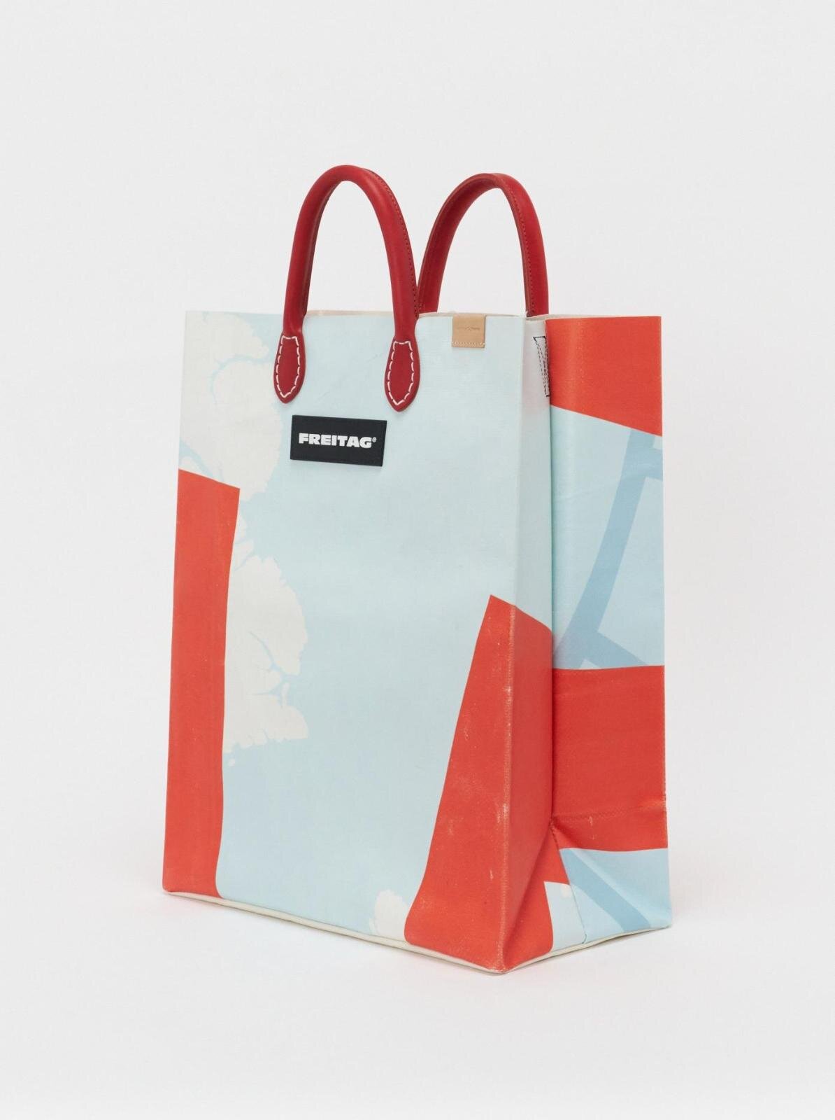 エンダースキーマとフライターグの“一点もの”バッグ、柄が異なるタープ