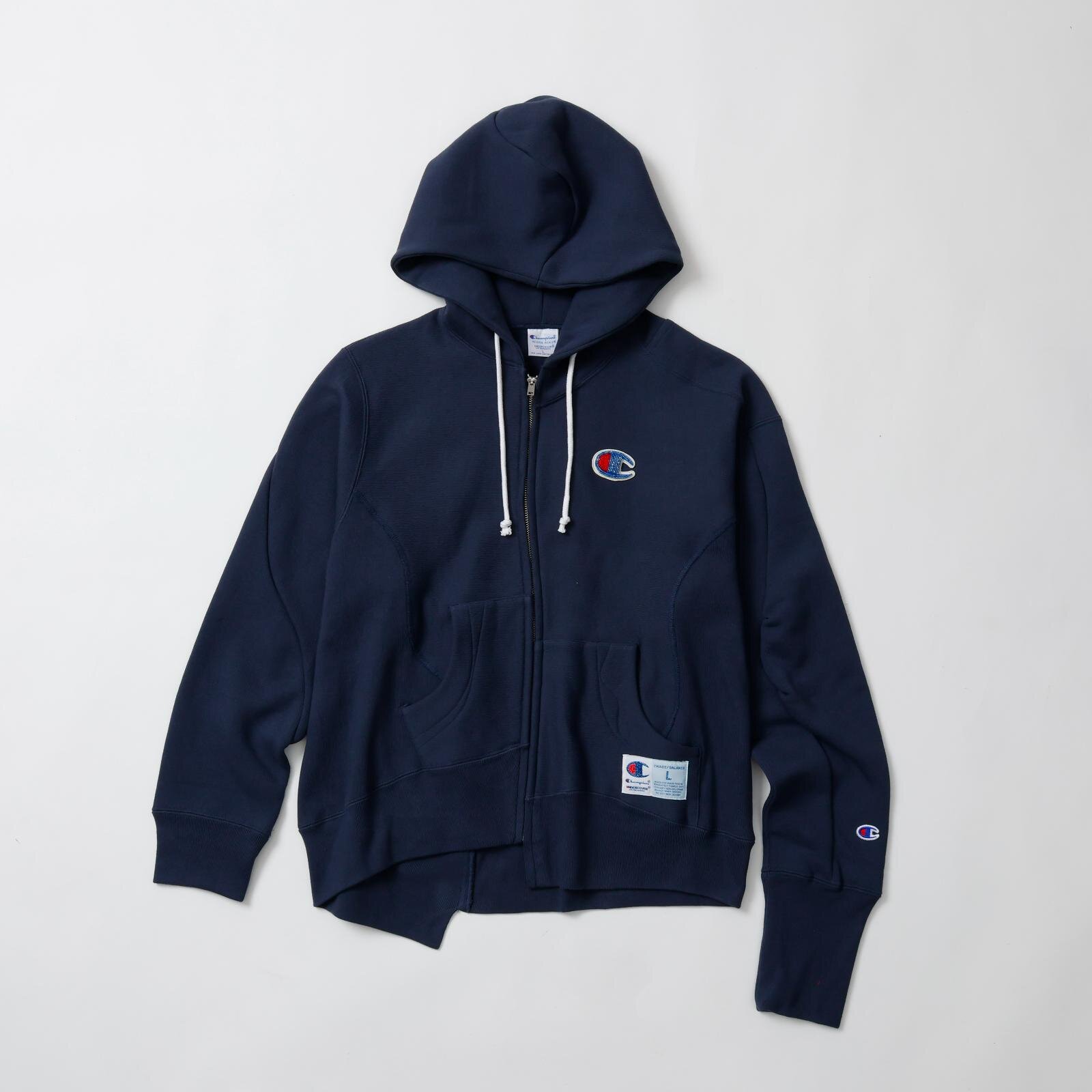 チャンピオン×アンダーカバー“ビーズロゴ”スウェット、飛び出すタグ