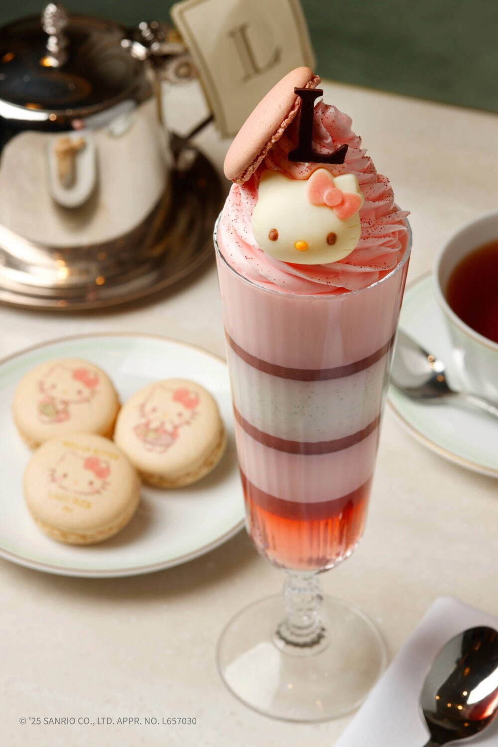 ラデュレ 日比谷店で「ハローキティ アフタヌーンティー」“真っ赤な