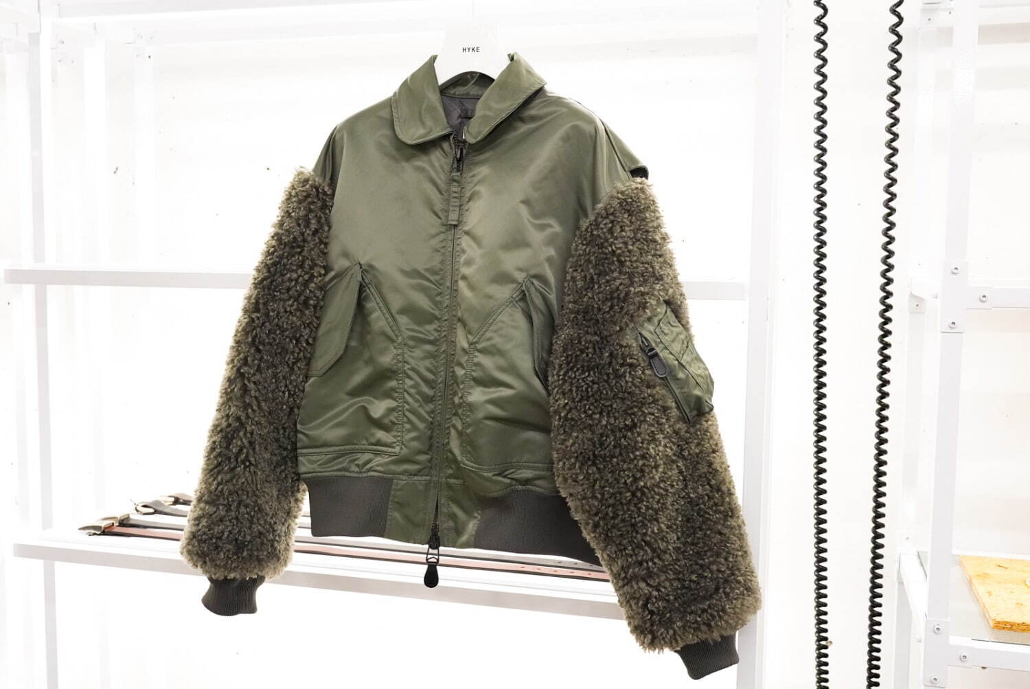 ハイク2025年秋冬の注目アウター、“ボア素材”の切り替えダッフルコート