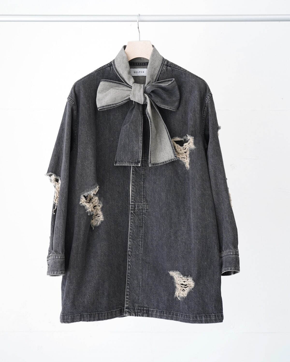 ベルパー25年春夏、デニムのボウタイブラウスや“LOVE”の文字が隠れた