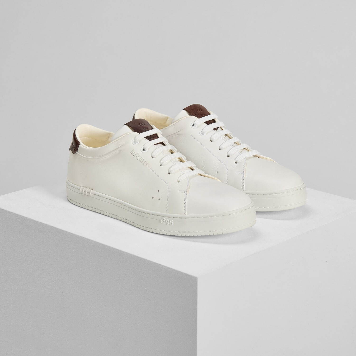 ベルルッティの白スニーカー「プレイタイム」パティーヌ仕上げのヒール