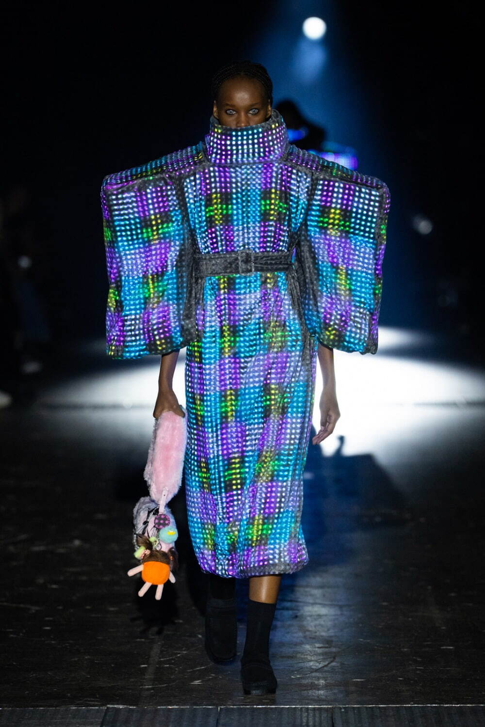 アンリアレイジの2025年秋冬パリコレ凱旋ショー - “液晶のように光り