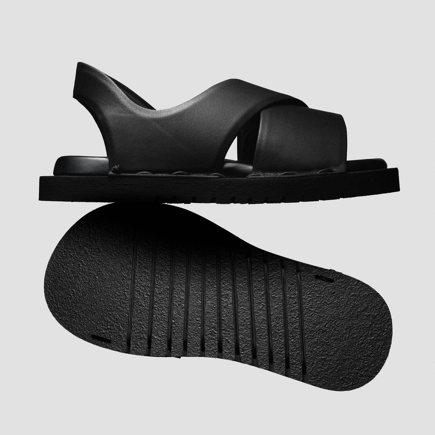 エイポック エイブル イッセイ ミヤケ25年春夏メンズサンダル、“1本の