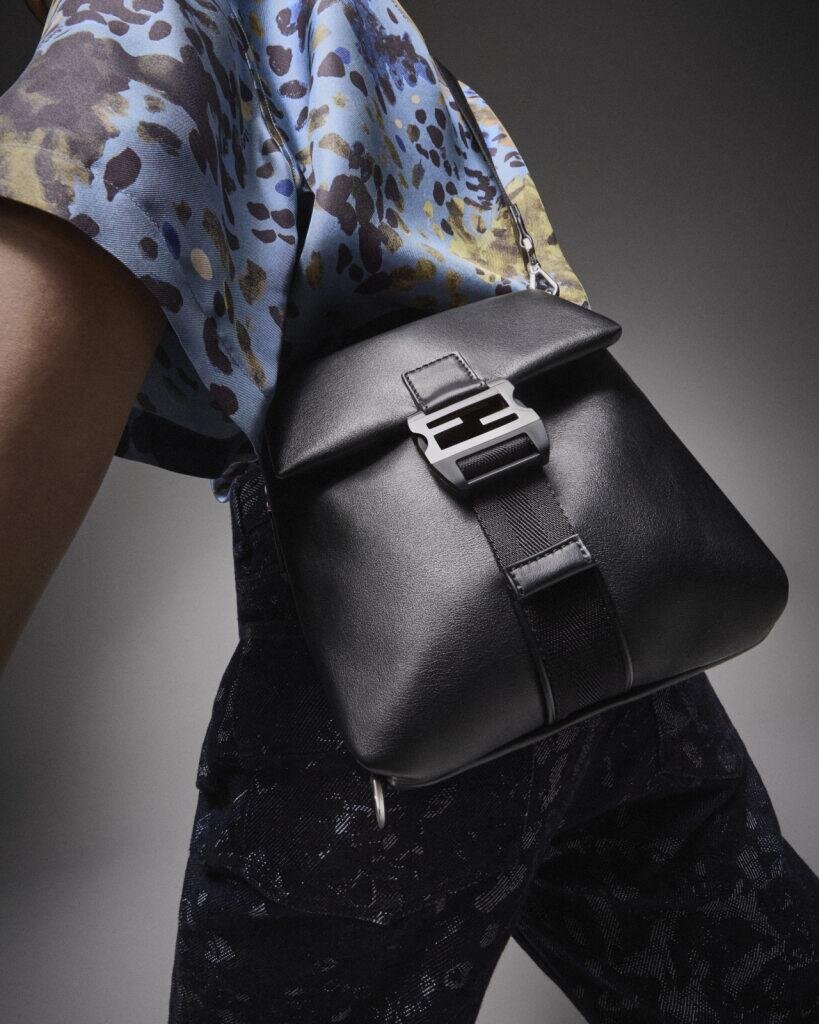 フェンディ“FF”ロゴバックル搭載メンズ斜め掛けバッグ、コード式開口部