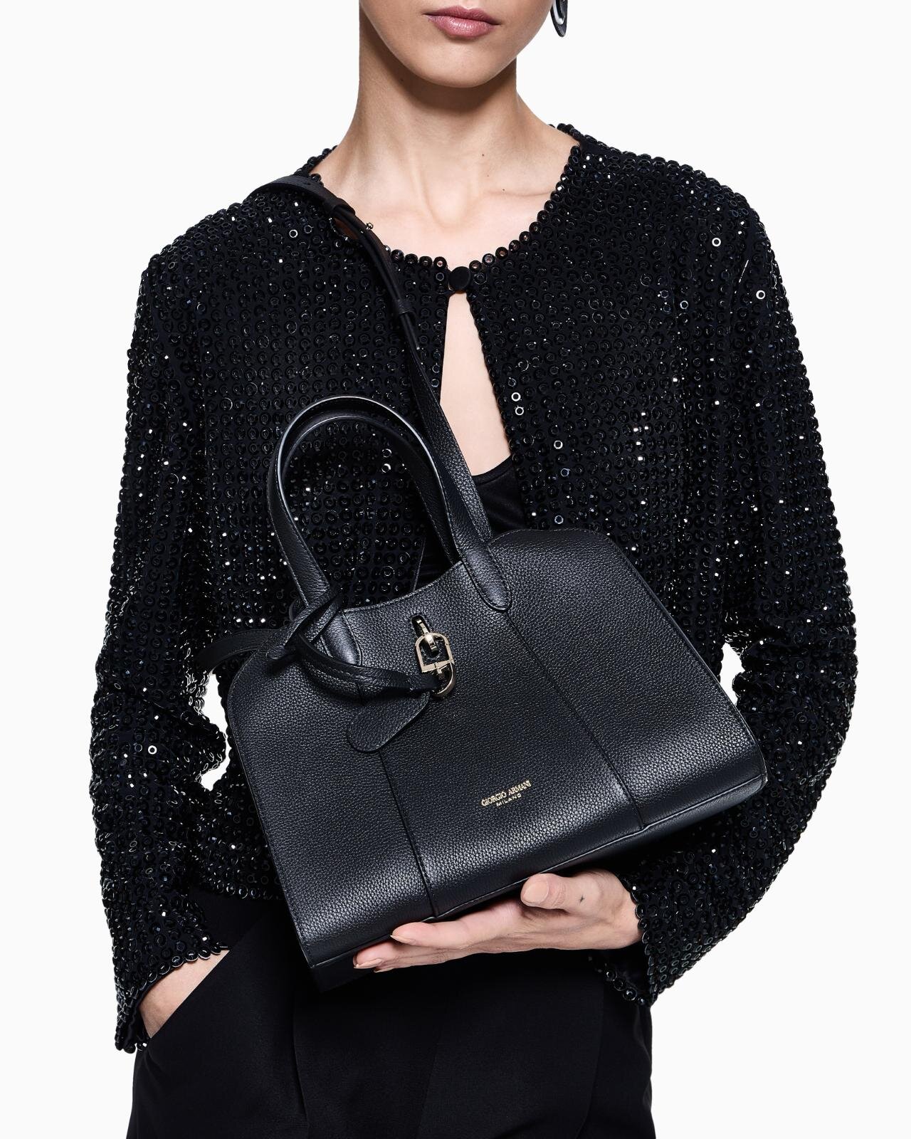 ジョルジオ アルマーニのウィメンズバッグ、“台形フォルム×しなやか