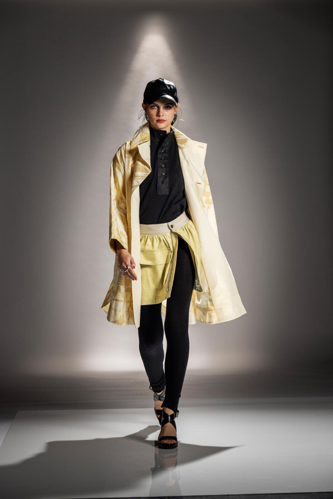 ウィメンズのイエローチェスターコートコーデ｜着こなし・スタイリング