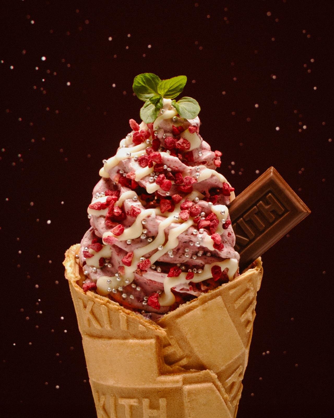 キス トリーツ”ペパーミントキャンディー缶”に埋もれる猫Tシャツ