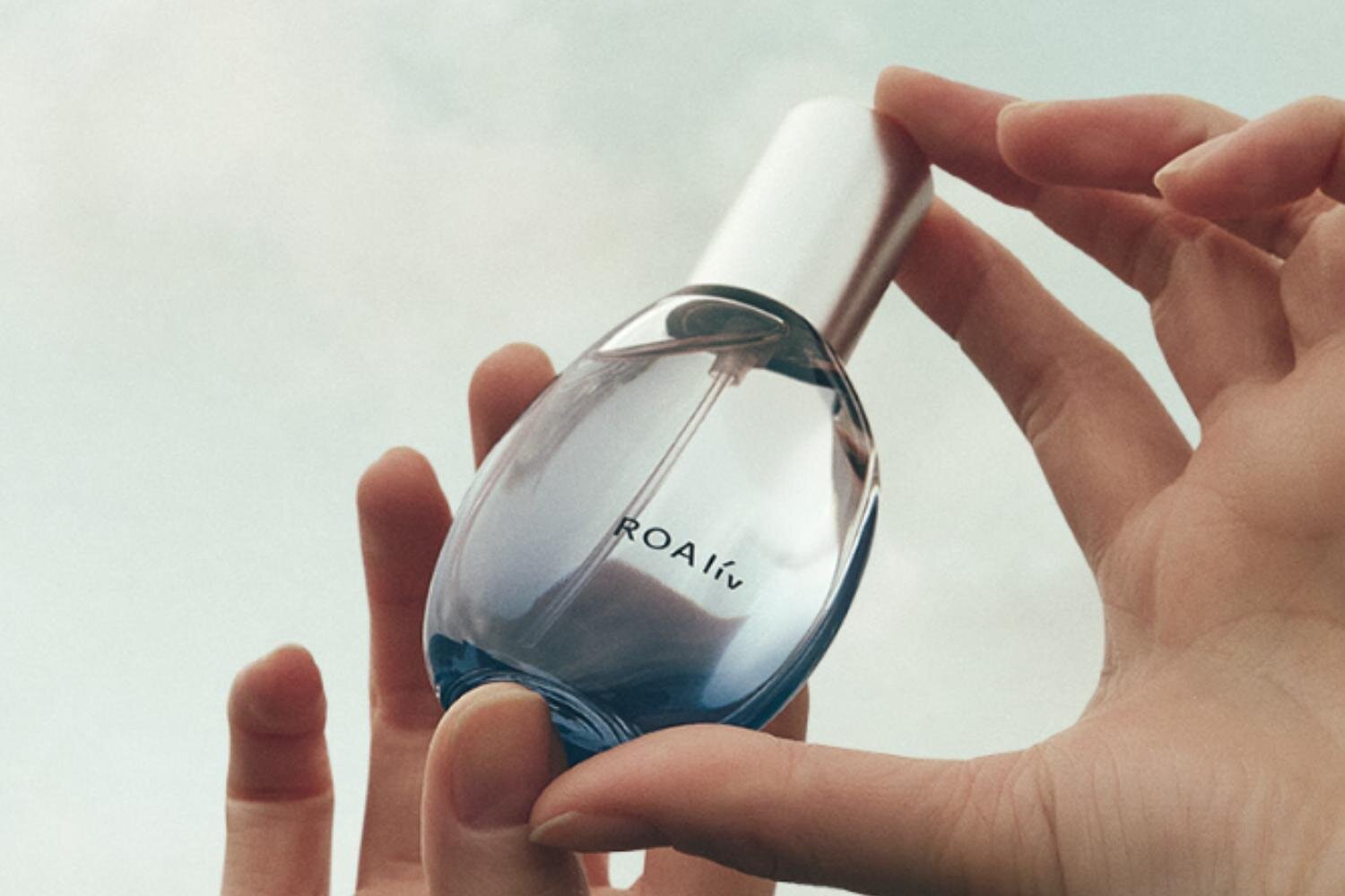 プラダ ビューティ24年クリスマスコフレ第2弾、三角形のミニ香水