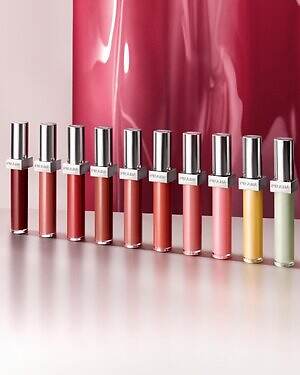 プラダ ビューティ初のリップグロスが26年春に、“ケア効果＆輝き”を